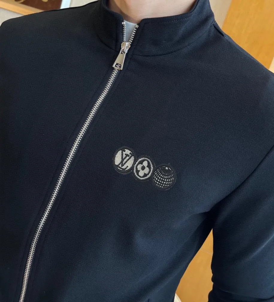 🅿️460 brand [LV Louis Vuitton] (velvet and thickened) 2025 spring new product, celebrities’ favorite fashion-flavored casual suit, clean and neat tailoring, full of urban style. It is made of high-quality customized fabrics, with excellent thermal insulation effect inside, soft and dry feel, and a crisp and stylish upper body effect. The three-dimensional cutting process and the pattern are all of high standards, and the silhouette version has the right benefits! It is not tight at all, and you feel good when you wear it. So many top-quality raw materials create high-end products with unparalleled value. It is the first choice for high-end fashion people. (Size: M-4XL can wear up to 200 pounds)